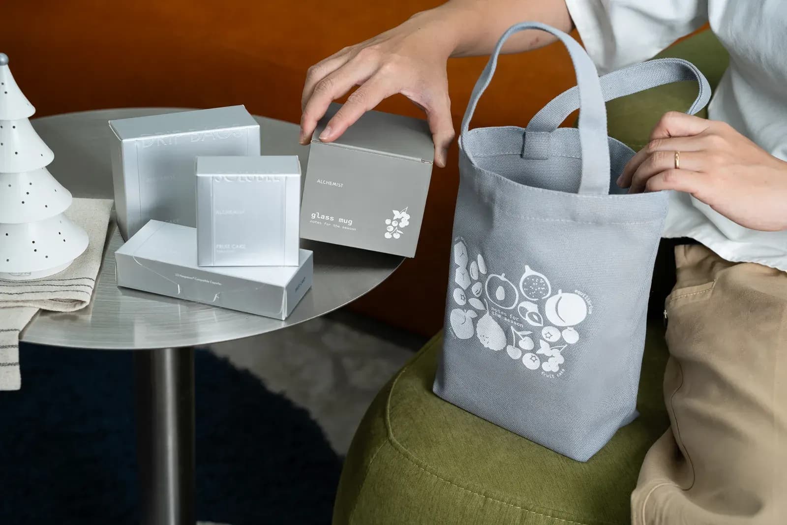 Alchemist notes for the season campaign: gift boxes and the tasting-notes tote bag